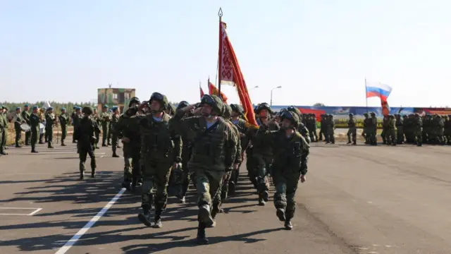 Беларус ва Россия байроқларини кўтариб ўтаётган ҳарбийлар колоннаси