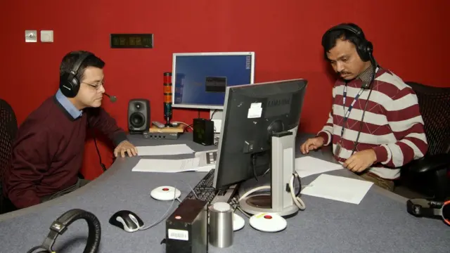 এক সময়ের বুশ হাউস স্টুডিও থেকে সংবাদ পরিবেশন করছেন মোয়াজ্জেম হোসেন আর মিজান খান।