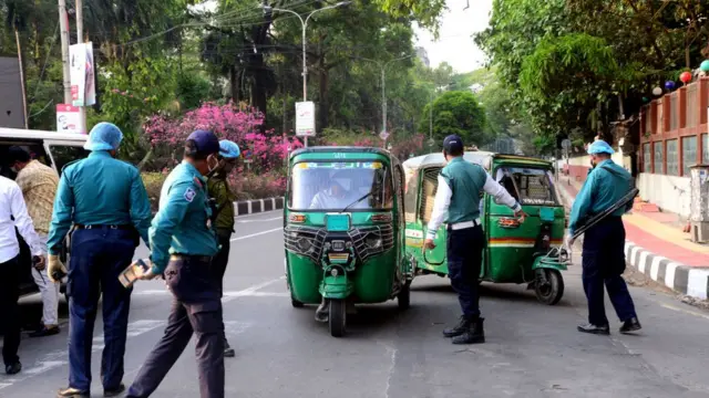 মানুষকে ঘরে থাকার আহ্বান করা হলেও বাংলাদেশে অনেক জায়গাতেই মানুষ নিষেধাজ্ঞা মানছে না