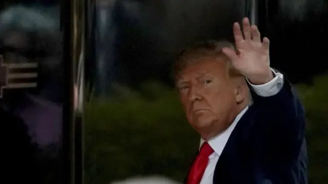 ডোনাল্ড ট্রাম্পের বিরুদ্ধে অভিযোগ তিনি এক পর্ন তারকার মুখ বন্ধ করতে অর্থ ঘুষ দিয়েছিলেন।