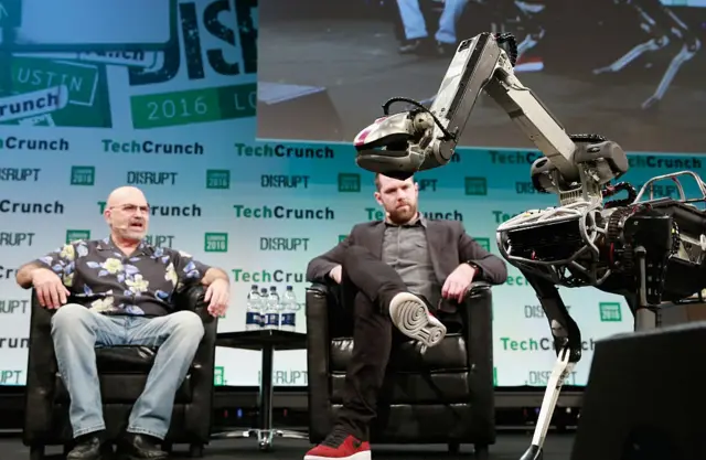 Marc Reibert (der.) presenta a "Spot" en una conferencia organizada por Techcrunch