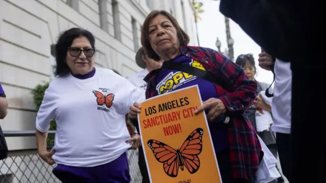 Activistas en defensa de los derechos de los inmigrantes esperan en fila para asistir a una sesión del Ayuntamiento de Los Ángeles que consideraría una ordenanza de "ciudad santuario" durante una reunión en el Ayuntamiento de Los Ángeles, California, el 19 de noviembre de 2024.
