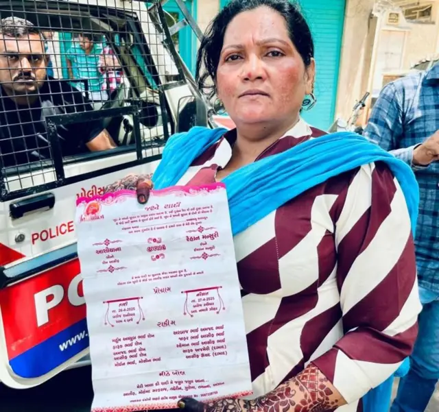 फ़रज़ाना शादी का कार्ड दिखाते हुए
