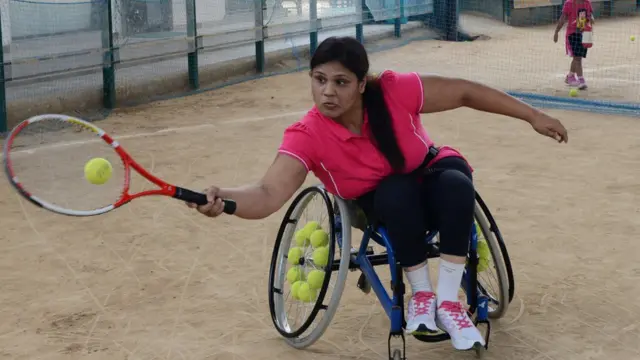 వీల్ ఛెయిర్‌లో కూర్చుని టెన్నిస్ ఆడుతున్న మహిళ