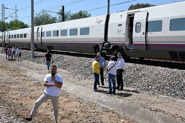 Los pasajeros han tenido que salir de los trenes que han quedado varados en las vías.