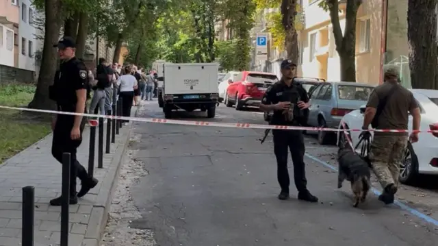 Місце вбивства у Львові - працює поліція та службові собаки