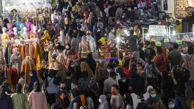 Sejumlah warga memadati Blok B Pusat Grosir Pasar Tanah Abang untuk berbelanja pakaian di Jakarta Pusat, Minggu (02/05).