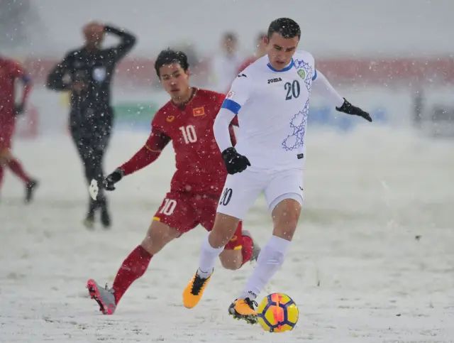 Tursunov Dostonbek của Uzbekistan tranh bóng với Công Phượng của Việt Nam trong trận chung kết AFC U23 hôm 27/1