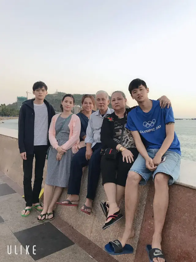Chị Vũ Thị Ngọc bên gia đình trong một lần về thăm nhà