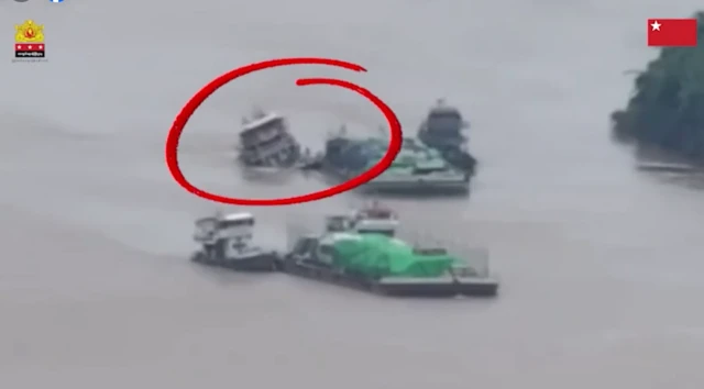 အနီဝိုင်းထားတဲ့ စစ်သင်္ဘောဟာ ဧရာဝတီမြစ်အတွင်းမှာ တဖြည်းဖြည်း နစ်မြုပ်သွားတာကို NUG ကာကွယ်ရေးဌာနက ထုတ်ပြန်တဲ့ ရုပ်သံမှာ မြင်တွေ့ရပါတယ်