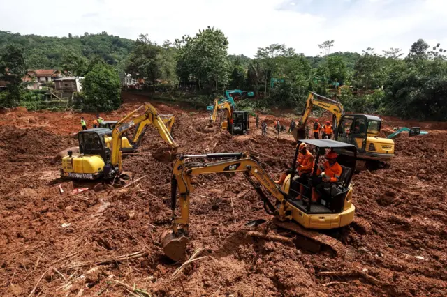 Tim SAR gabungan melakukan pencarian korban longsor menggunakan ekskavator pada hari keempat operasi pencarian di Desa Cibeunying, Majenang, CIlacap, Minggu (16/11/2025). 