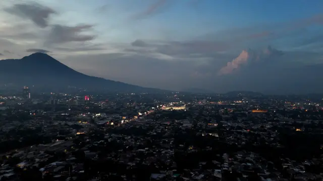 Entardecer em San Salvador; ao fundo, vê-se uma montanha.