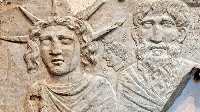 Sol Invictus (Sol Invicto), la Lune et Jupiter Dolichenus. Marbre. 2e siècle après J.-C. Les thermes de Dioclétien. Musée national romain. Rome, Italie.