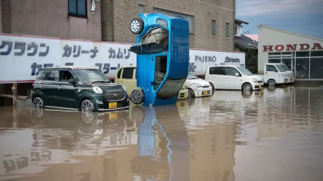 Coche volcado en inundaciones en el oeste de Japón.