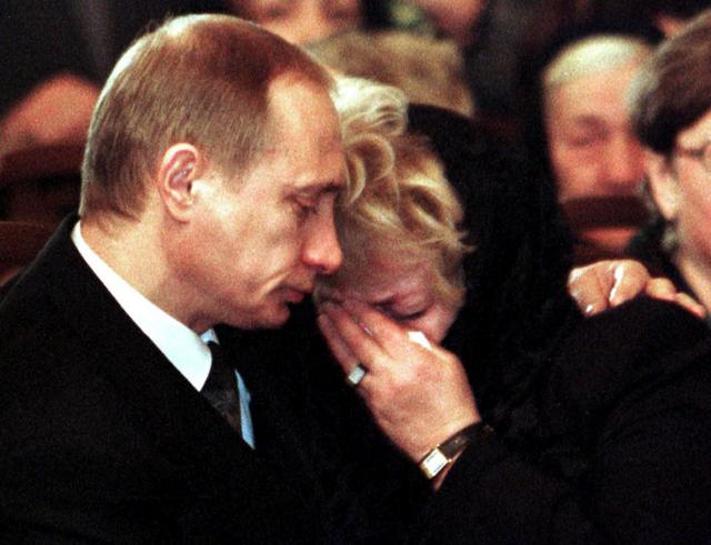 Владимир Путин и Людмила Нарусова на похоронах Анатолия Собчака