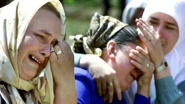 Srebrenitsa'da yakınlarını kaybeden Boşnak kadınlar