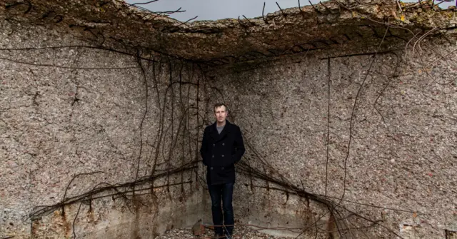 Robert Macfarlane en un cementerio nuclear en Inglaterra.