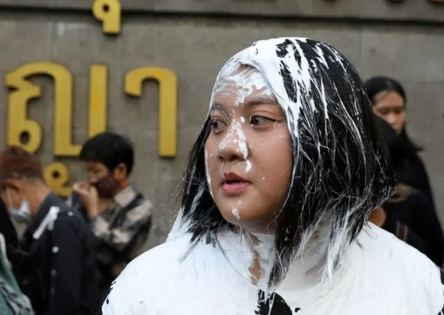 จุฑาทิพย์ ศิริขันธ์ เลอะสีขาวที่ราดใส่ตัวเอง