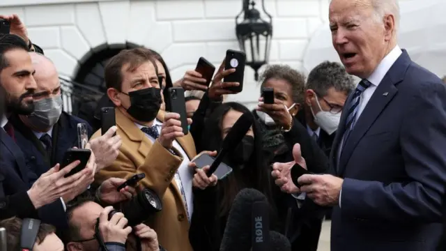 O presidente norte-americano Joe Biden fala à imprensa na Casa Branca