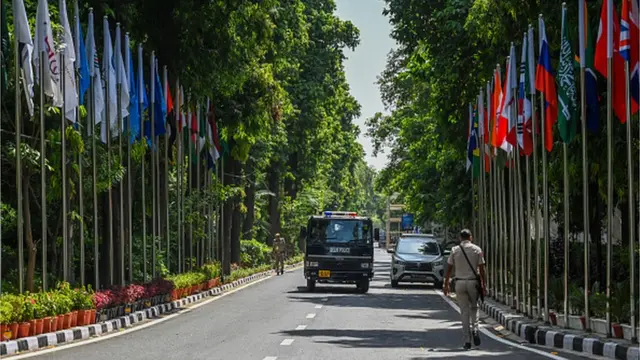 د غونډې ځای ته د نژدې لارو کلکه امنیت ساتنه کېږي او د ګډونوالو هېوادونو بېرغونه پرې ځوړند شوي دي.
