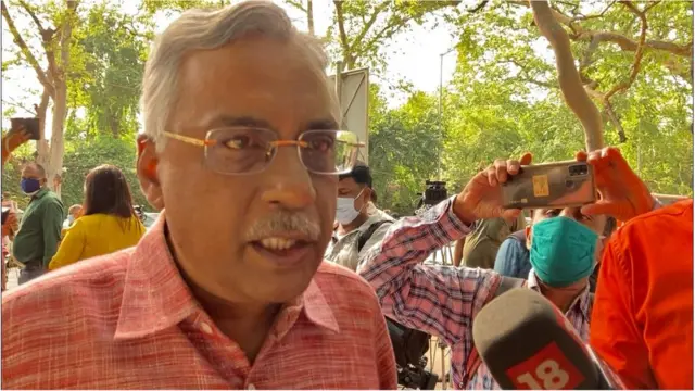 पवन वर्मा, माजी आयएएस अधिकारी