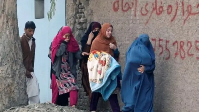 हमले के बाद इलाक़ा छोड़कर भागते लोग