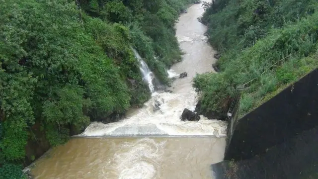 இலங்கை வெள்ளம், நிலச்சரிவுகளில் சிக்கி 100 பேர் பலி