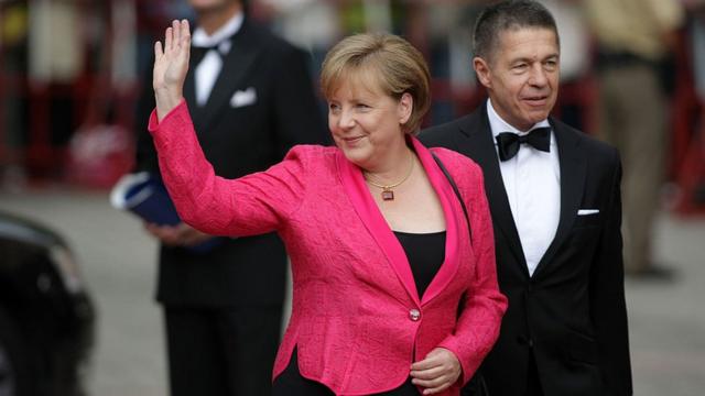 Merkel, junto a su marido, Joachim Sauer.