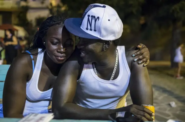 Gambians Shiriffo et Eva sont Gambiens. Ils viennent de se marier. Ils ont quitté le pays pour fuir la dictature et le manque d'emplois.