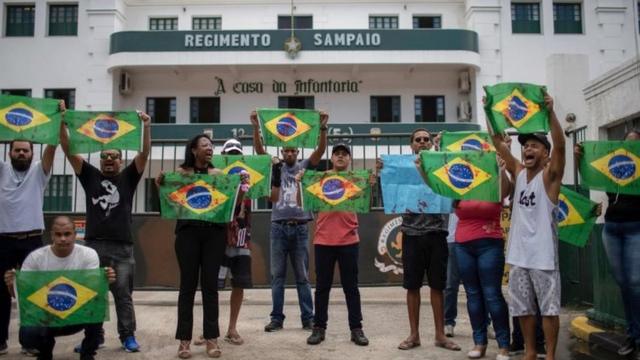 Protesto contra a morte de Evaldo dos Santos Rosa e Luciano Macedo em fremnte a quartel do Exército no RJ