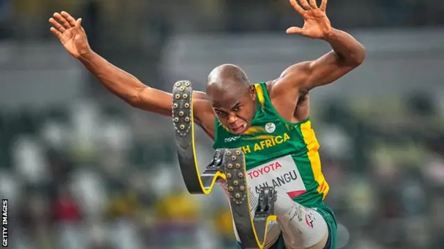 Ntando Mahlangu sautant aux Jeux paralympiques de Tokyo