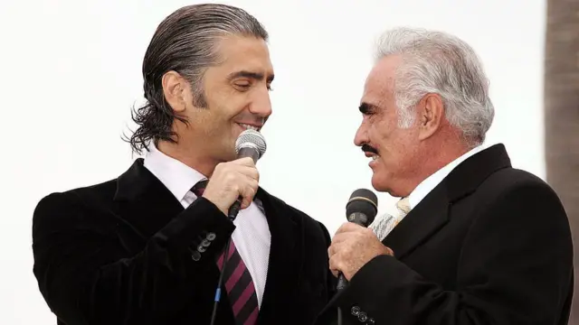 Alejandro Fernández, y su padre Vicente cantando