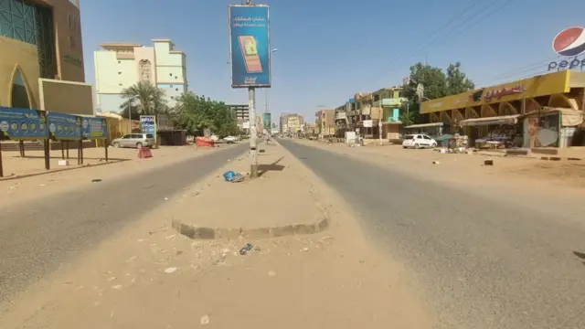 شوارع خاوية ومحلات مغلقة في الخرطوم مع تواصل الاشتباكات بين الجيش وقوات الدعم السريع