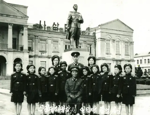 (캡션) 만경대혁명학원 인민학교 시절의 모니카 마시아스