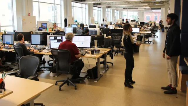 ডুয়োলিঙ্গোর অফিসে কাজ করছেন কর্মীরা।