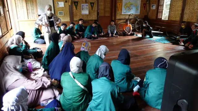 Kegiatan di Kampung Cirendeu
