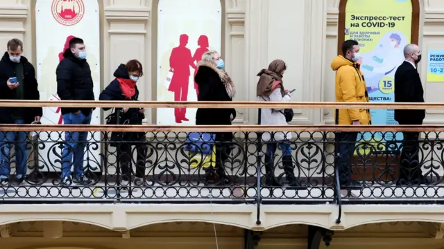 Очередь в московском ГУМе за тестом ПЦР