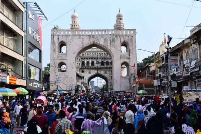 పాతబస్తీలో రద్దీ