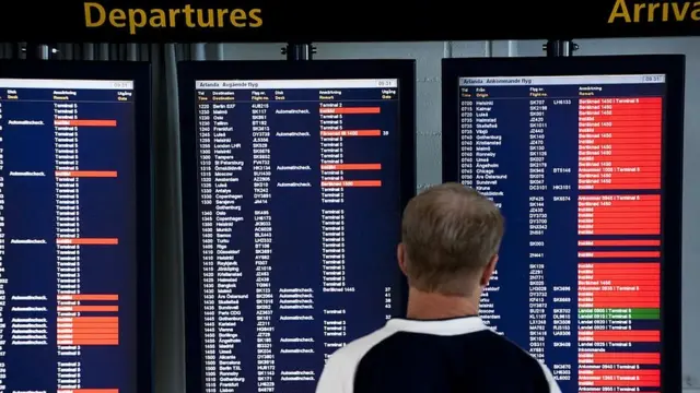 Pasajero viendo los despegues y los aterrizajes