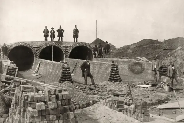 1862年，巴瑟傑（右上角）參觀施工現場