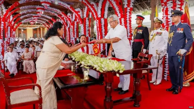 මන්ත්‍රීවරියන් අතරින් කැබිනට් අමාත්‍ය පදවියක් හිමි වී තිබෙන්නේ පවිත්‍රා වන්නිආරච්චිට පමණි