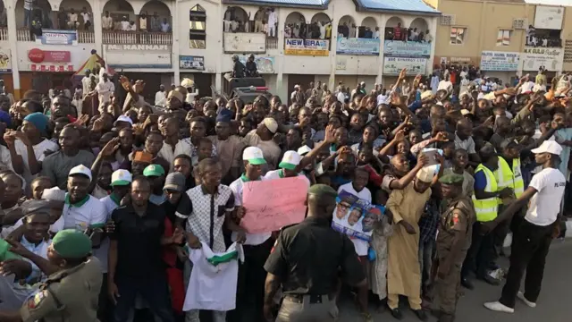 Dandazon jama'a ne suka yi masa marhabin ko da yake wasu sun ce ba sa yi masa barka da zuwa saboda bai yi musu aiki ba