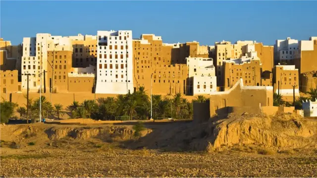 Inajulikana kama "Manhattan ya Jangwani", jiji la Shibam la karne ya 16 lilipewa hadhi ya Urithi wa Dunia mnamo 1982.