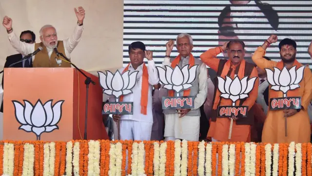 गुजरात में चुनाव प्रचार के दौरान नरेंद्र मोदी