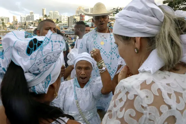 Awọn eeyan ne ṣ'etutu nigba ti wọn s'ọdun Yemanja (Iyemọja) l'eti omi Vernelho nipinlẹ Bahia to wa ni orilẹede Brazil