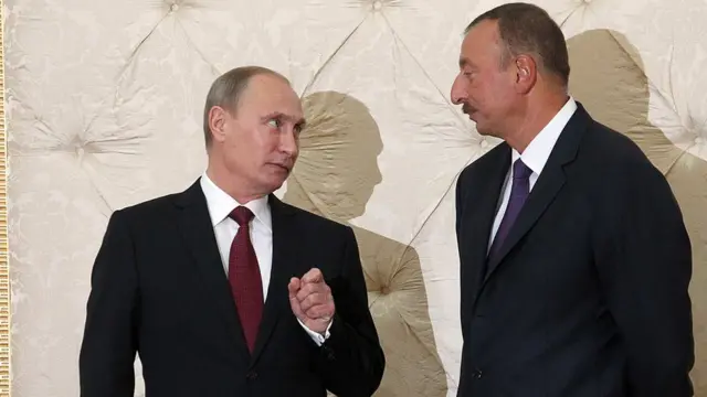Vladimir Putin İlhamƏliyevlə söhbət edir