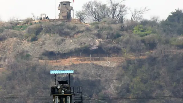 18일 경기 파주 접경지대에서 우리측 초소 너머로 북측 초소가 보인다