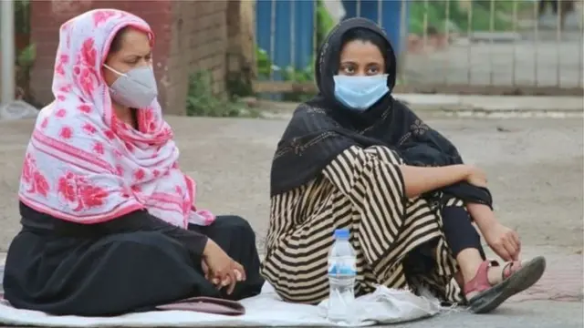 ল্যাব এবং কিট সংকটের কারণে নমুনা সংগ্রহ কমিয়ে দেয়া হয়েছে বলে এই কর্মকান্ডের সাথে সম্পৃক্তরা বলেছেন।