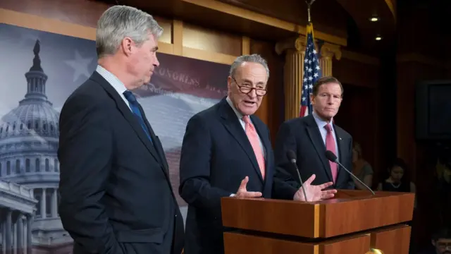 El líder de los senadores demócratas Chuck Schumer habla a la prensa