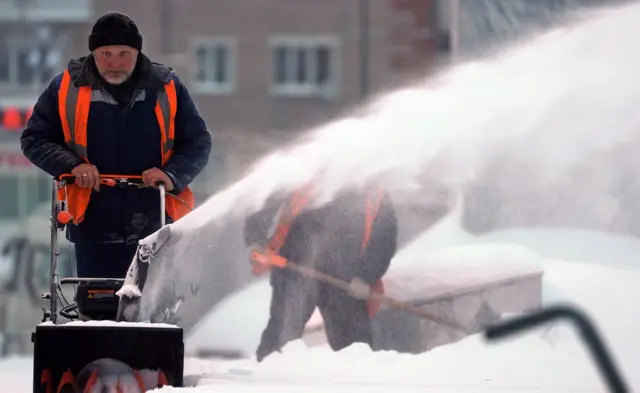 Дворники зимой